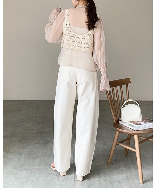 She's Closet(シーズクローゼット)の「ショート丈 深Uネック かぎ編み ビスチェ クロシェベスト(ベスト・レディース・ブラック/アイボリー・FREE)」の6枚目の写真