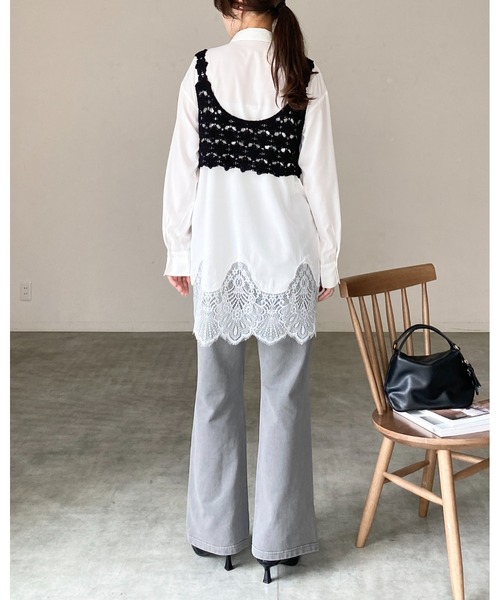 She's Closet(シーズクローゼット)の「ショート丈 深Uネック かぎ編み ビスチェ クロシェベスト(ベスト・レディース・ブラック/アイボリー・FREE)」の8枚目の写真