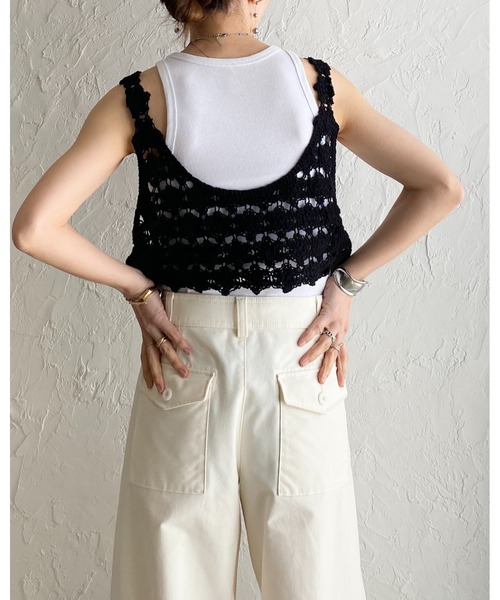 She's Closet(シーズクローゼット)の「ショート丈 深Uネック かぎ編み ビスチェ クロシェベスト(ベスト・レディース・ブラック/アイボリー・FREE)」の17枚目の写真