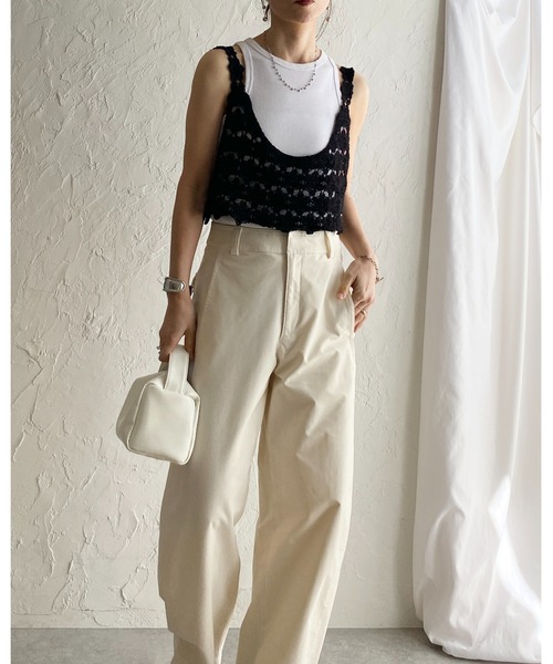 She's Closet(シーズクローゼット)の「ショート丈 深Uネック かぎ編み ビスチェ クロシェベスト(ベスト・レディース・ブラック/アイボリー・FREE)」の18枚目の写真