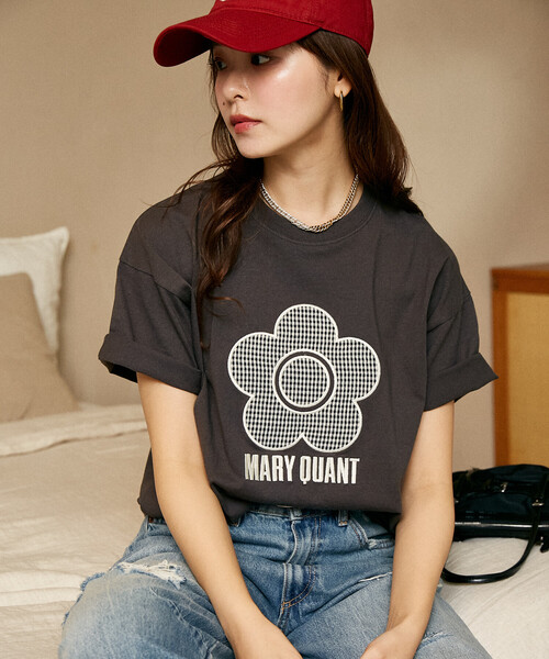 MARY QUANT ストーン装飾 Tシャツ エンボスプリント Tシャツ（ブラック） | MARY QUANT ONLINE SHOP
