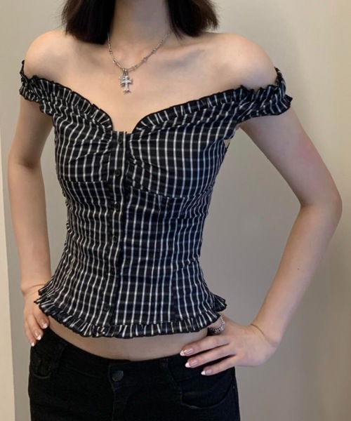 Teem Store（チームストア）の「チェック柄オフショルダーフリルデザインスリムフィットストレッチシャツ（シャツ/ブラウス・レディース・ブラック・M/S）」の4枚目の写真