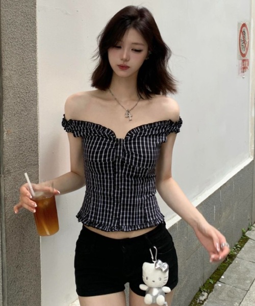 Teem Store（チームストア）の「チェック柄オフショルダーフリルデザインスリムフィットストレッチシャツ（シャツ/ブラウス・レディース・ブラック・M/S）」の2枚目の写真