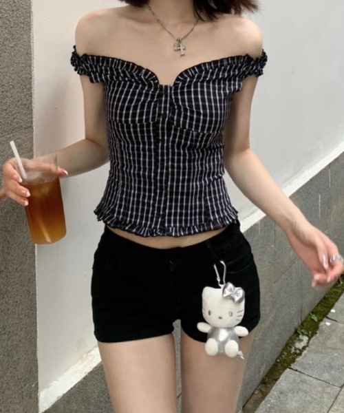 Teem Store（チームストア）の「チェック柄オフショルダーフリルデザインスリムフィットストレッチシャツ（シャツ/ブラウス・レディース・ブラック・M/S）」の6枚目の写真