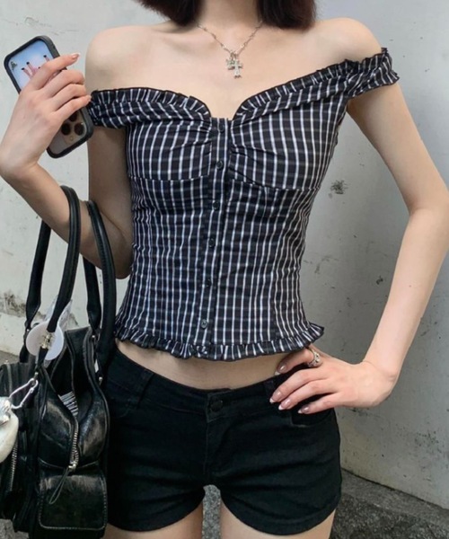 Teem Store（チームストア）の「チェック柄オフショルダーフリルデザインスリムフィットストレッチシャツ（シャツ/ブラウス・レディース・ブラック・M/S）」の7枚目の写真