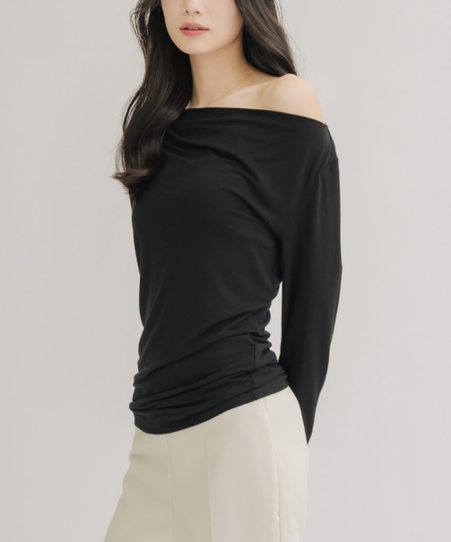 NEUNA(ヌナ)の「【とりこになるモチモチな肌触り◎】とろみワンショルドレープトップス(Tシャツ/カットソー・レディース・ブラック/アイボリー・FREE)」の1枚目の写真
