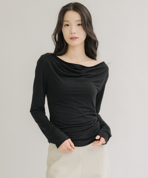 NEUNA(ヌナ)の「【とりこになるモチモチな肌触り◎】とろみワンショルドレープトップス(Tシャツ/カットソー・レディース・ブラック/アイボリー・FREE)」の7枚目の写真