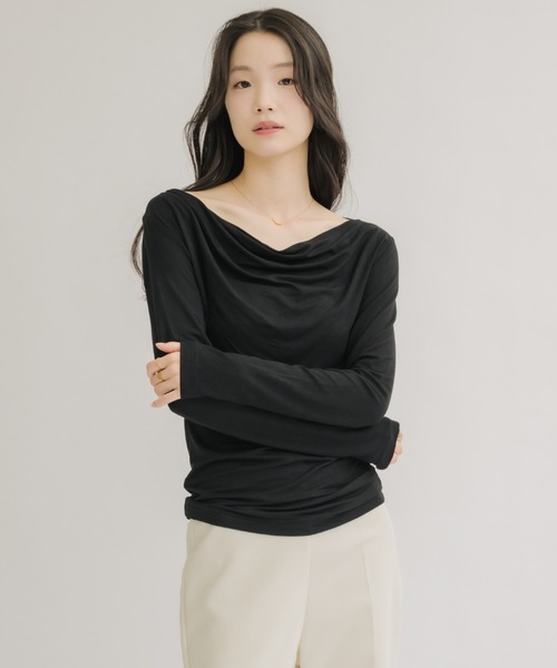 NEUNA(ヌナ)の「【とりこになるモチモチな肌触り◎】とろみワンショルドレープトップス(Tシャツ/カットソー・レディース・ブラック/アイボリー・FREE)」の18枚目の写真