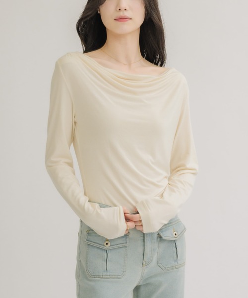 NEUNA(ヌナ)の「【とりこになるモチモチな肌触り◎】とろみワンショルドレープトップス(Tシャツ/カットソー・レディース・ブラック/アイボリー・FREE)」の13枚目の写真