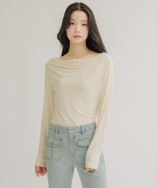 NEUNA(ヌナ)の「【とりこになるモチモチな肌触り◎】とろみワンショルドレープトップス(Tシャツ/カットソー・レディース・ブラック/アイボリー・FREE)」の10枚目の写真