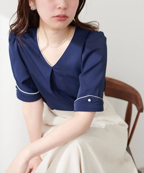 natural couture(ナチュラルクチュール)の「〈osono〉三角カフス配色Vネック(シャツ/ブラウス・レディース・ドット/ネイビー/ラベンダー/ミント/モカ/サックスブルー/ホワイト・FREE)」の1枚目の写真
