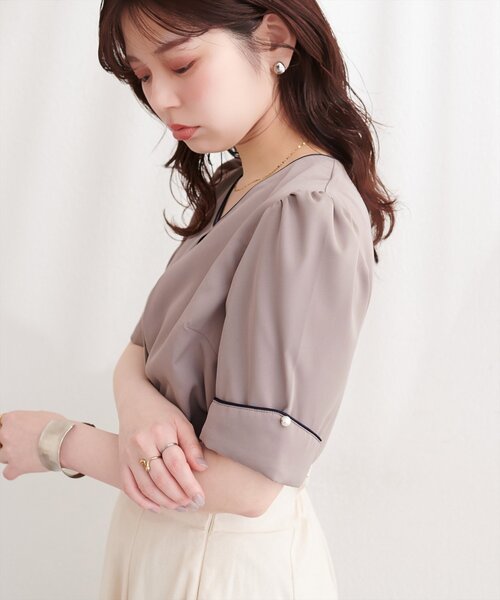 natural couture(ナチュラルクチュール)の「〈osono〉三角カフス配色Vネック(シャツ/ブラウス・レディース・ドット/ネイビー/ラベンダー/ミント/モカ/サックスブルー/ホワイト・FREE)」の3枚目の写真