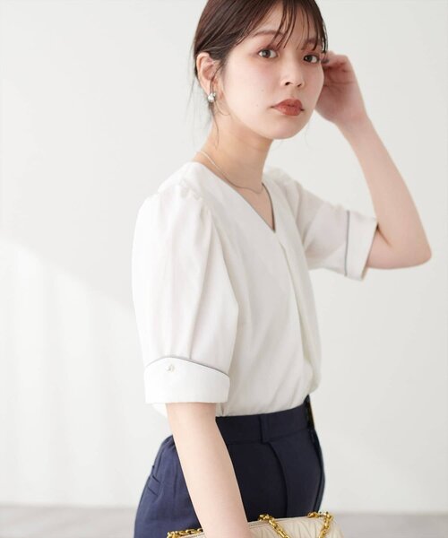 natural couture(ナチュラルクチュール)の「〈osono〉三角カフス配色Vネック(シャツ/ブラウス・レディース・ドット/ネイビー/ラベンダー/ミント/モカ/サックスブルー/ホワイト・FREE)」の10枚目の写真