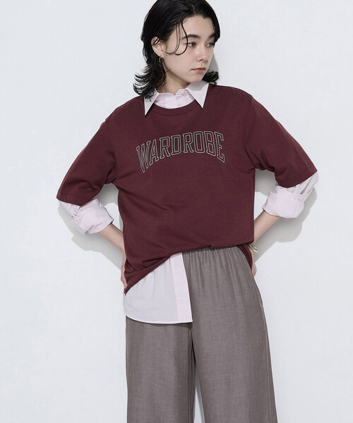 COMME CA Wardrobe(コムサワードローブ)の「ヴィンテージプレーティング天竺 ロゴプリントTシャツ(Tシャツ/カットソー・レディース・ホワイト/ボルドー/ブルー・FREE)」の1枚目の写真