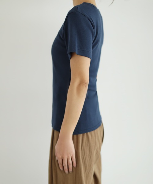 STYLE DELI(スタイルデリ)の「【Made in JAPAN】リブ半袖カットソートップス(Tシャツ/カットソー・レディース・グレイッシュベージュ/ブラック/カーキオリーブ/ホワイト/ネイビー・M)」の19枚目の写真