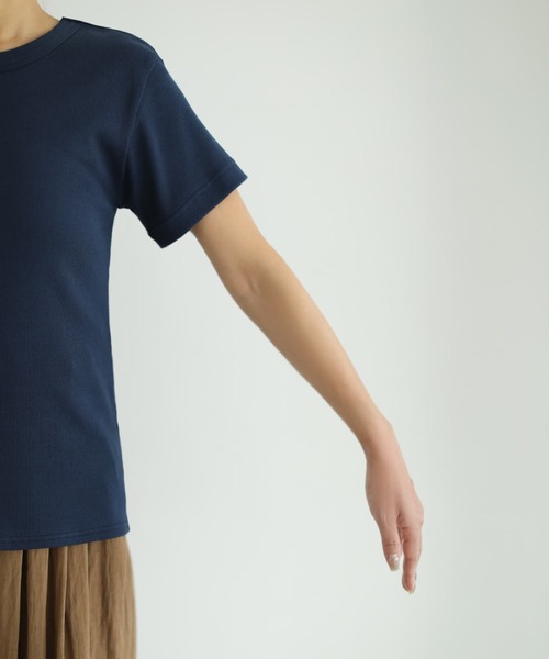STYLE DELI(スタイルデリ)の「【Made in JAPAN】リブ半袖カットソートップス(Tシャツ/カットソー・レディース・グレイッシュベージュ/ブラック/カーキオリーブ/ホワイト/ネイビー・M)」の22枚目の写真