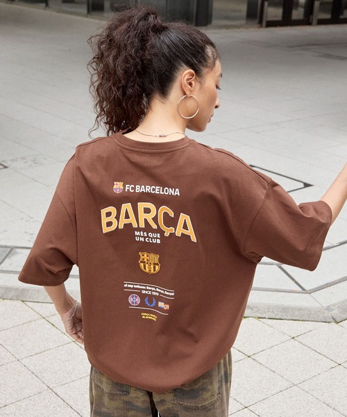 MONO-MART(モノマート)の「【FC BARCELONA/FCバルセロナ】別注 ビッグシルエットエンブレムロゴ 刺繍 Tシャツ(Tシャツ/カットソー・メンズ・ブラック/ダークブラウン/ダークネイビー/オフホワイト/チャコール/ワイン・M/L)」の4枚目の写真