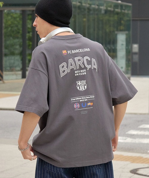 MONO-MART(モノマート)の「【FC BARCELONA/FCバルセロナ】別注 ビッグシルエットエンブレムロゴ 刺繍 Tシャツ(Tシャツ/カットソー・メンズ・ブラック/ダークブラウン/ダークネイビー/オフホワイト/チャコール/ワイン・M/L)」の3枚目の写真