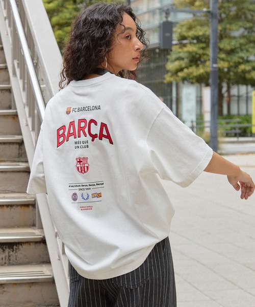 MONO-MART(モノマート)の「【FC BARCELONA/FCバルセロナ】別注 ビッグシルエットエンブレムロゴ 刺繍 Tシャツ(Tシャツ/カットソー・メンズ・ブラック/ダークブラウン/ダークネイビー/オフホワイト/チャコール/ワイン・M/L)」の9枚目の写真