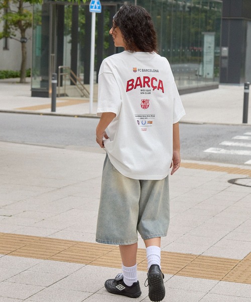 MONO-MART(モノマート)の「【FC BARCELONA/FCバルセロナ】別注 ビッグシルエットエンブレムロゴ 刺繍 Tシャツ(Tシャツ/カットソー・メンズ・ブラック/ダークブラウン/ダークネイビー/オフホワイト/チャコール/ワイン・M/L)」の14枚目の写真