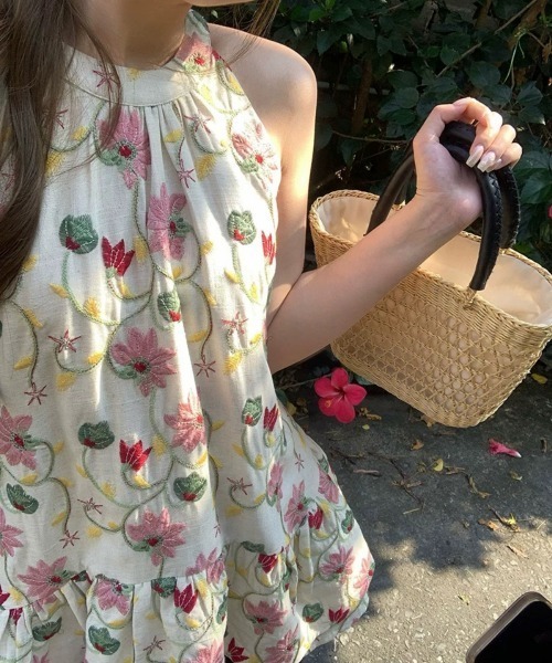 AMAJI(アマジ)の「刺繍 ホルターネック アシンメトリー トップス(その他トップス・レディース・マルチ・SMALL/MEDIUM/LARGE/X-LARGE)」の4枚目の写真