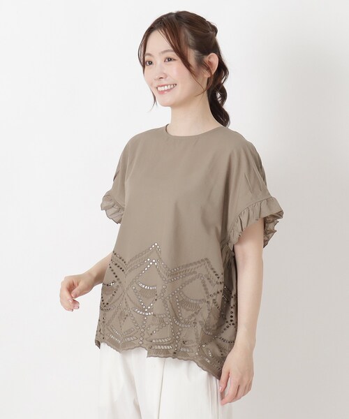 one'sterrace(ワンズテラス)の「スカラップ刺繍ブラウス(シャツ/ブラウス・レディース・ブラウン系8/アイボリー系8/レッド系9/ブラック系8・02)」の3枚目の写真