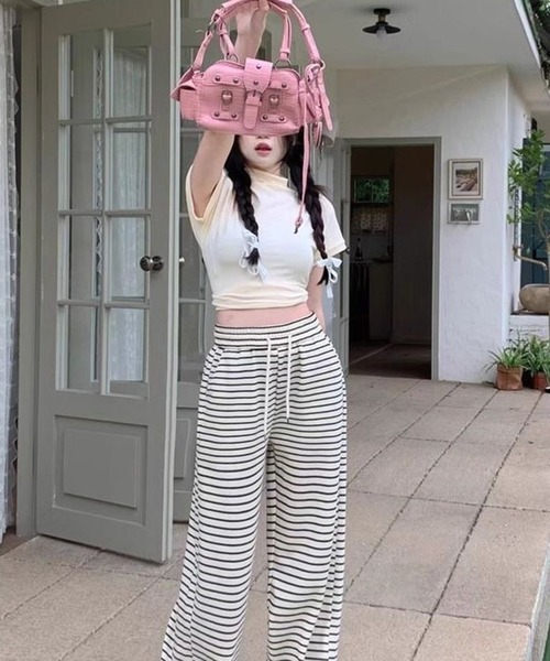 AsheKsha(アシクシャ)の「オフホワイト細ストライプのドローストリングワイドパンツ(その他パンツ・レディース・ブラック×ホワイト・F)」の2枚目の写真