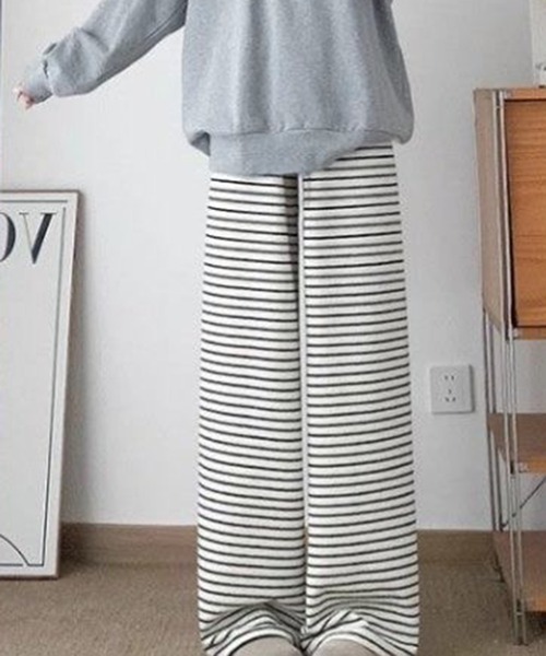 AsheKsha(アシクシャ)の「オフホワイト細ストライプのドローストリングワイドパンツ(その他パンツ・レディース・ブラック×ホワイト・F)」の5枚目の写真