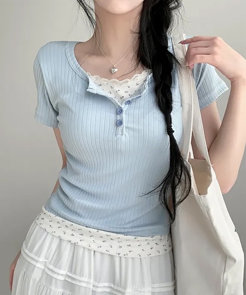 Girly Doll(ガーリードール)の「ヘンリーネック小花柄レイヤード半袖カットソー(その他トップス・レディース・ベージュ/ブルー・L/M)」の1枚目の写真