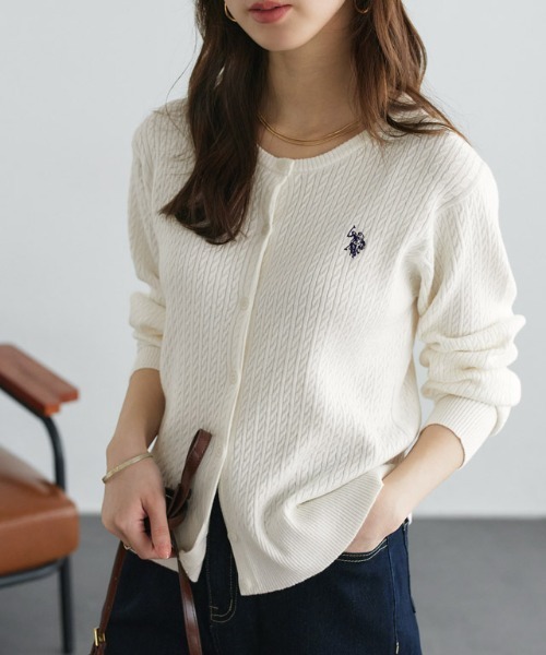 U.S. POLO ASSN.(ユーエスポロアッスン)の「U.S. POLO ASSN. ケーブルニットカーディガン(カーディガン/ボレロ・レディース・ベージュ系その他/ピンク系その他/ネイビー/オフホワイト/グレー系・LL/S/L/M)」の2枚目の写真