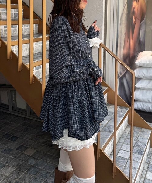 CIAOPANIC(チャオパニック)の「【WEB限定】星ボタンウェーブフリルヘムチュニックシャツ(シャツ/ブラウス・レディース・ホワイト/ブルー/イエロー/サックスブルー/グリーン/ブラック・ONE SIZE)」の18枚目の写真