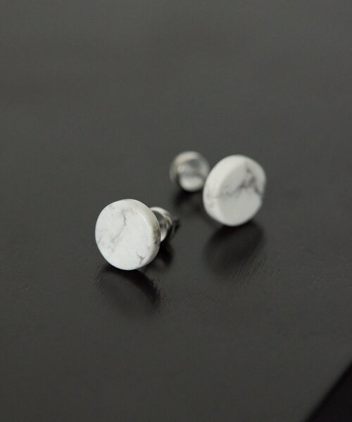 ear PAPILLONNER(イアパピヨネ)の「《金属アレルギー対応/ステンレスポスト》平丸天然石ピアス(ピアス(両耳用)・レディース・ホワイト/サンドベージュ・FREE)」の2枚目の写真