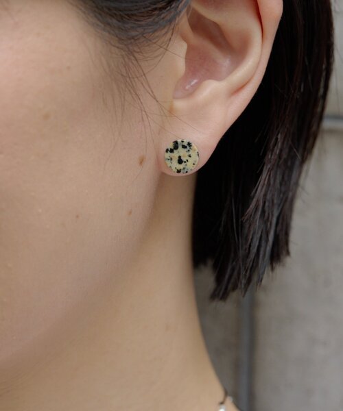 ear PAPILLONNER(イアパピヨネ)の「《金属アレルギー対応/ステンレスポスト》平丸天然石ピアス(ピアス(両耳用)・レディース・ホワイト/サンドベージュ・FREE)」の1枚目の写真