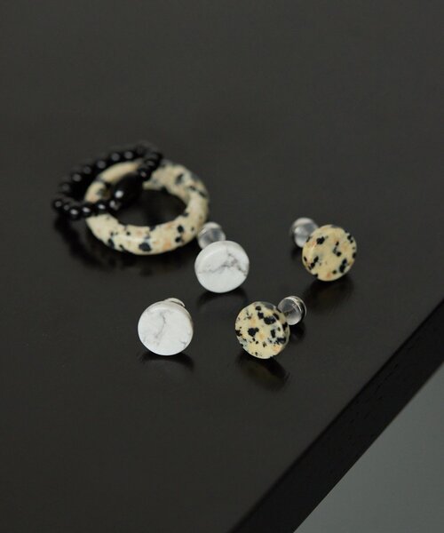 ear PAPILLONNER(イアパピヨネ)の「《金属アレルギー対応/ステンレスポスト》平丸天然石ピアス(ピアス(両耳用)・レディース・ホワイト/サンドベージュ・FREE)」の3枚目の写真