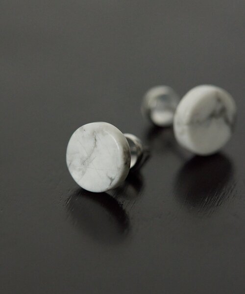 ear PAPILLONNER(イアパピヨネ)の「《金属アレルギー対応/ステンレスポスト》平丸天然石ピアス(ピアス(両耳用)・レディース・ホワイト/サンドベージュ・FREE)」の4枚目の写真