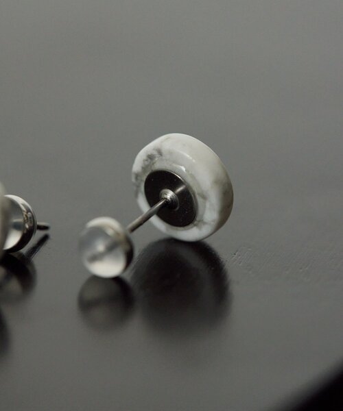 ear PAPILLONNER(イアパピヨネ)の「《金属アレルギー対応/ステンレスポスト》平丸天然石ピアス(ピアス(両耳用)・レディース・ホワイト/サンドベージュ・FREE)」の5枚目の写真