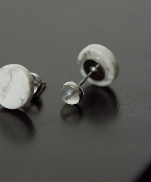 ear PAPILLONNER(イアパピヨネ)の「《金属アレルギー対応/ステンレスポスト》平丸天然石ピアス(ピアス(両耳用)・レディース・ホワイト/サンドベージュ・FREE)」の6枚目の写真