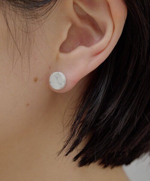ear PAPILLONNER(イアパピヨネ)の「《金属アレルギー対応/ステンレスポスト》平丸天然石ピアス(ピアス(両耳用)・レディース・ホワイト/サンドベージュ・FREE)」の7枚目の写真