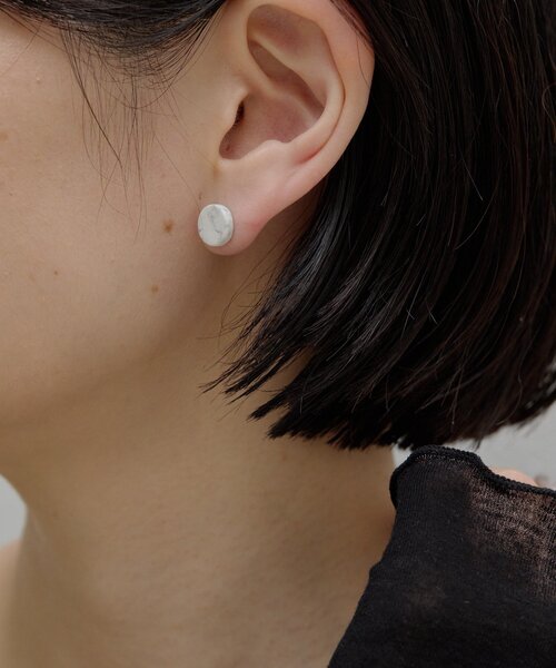 ear PAPILLONNER(イアパピヨネ)の「《金属アレルギー対応/ステンレスポスト》平丸天然石ピアス(ピアス(両耳用)・レディース・ホワイト/サンドベージュ・FREE)」の8枚目の写真