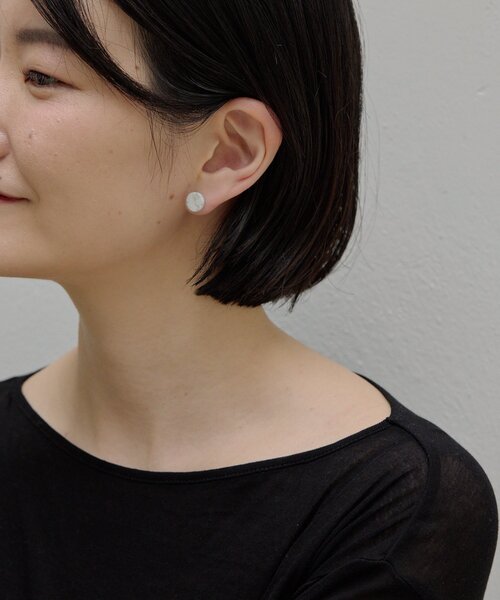 ear PAPILLONNER(イアパピヨネ)の「《金属アレルギー対応/ステンレスポスト》平丸天然石ピアス(ピアス(両耳用)・レディース・ホワイト/サンドベージュ・FREE)」の9枚目の写真