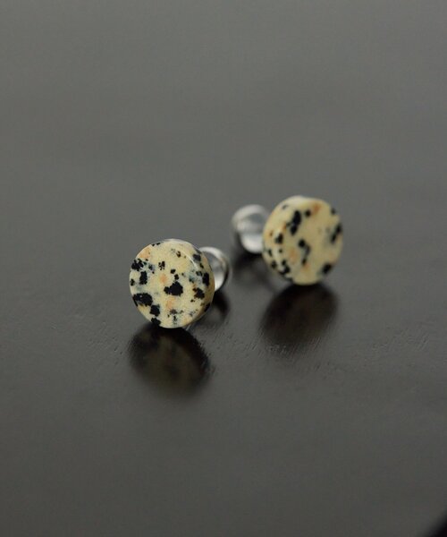 ear PAPILLONNER(イアパピヨネ)の「《金属アレルギー対応/ステンレスポスト》平丸天然石ピアス(ピアス(両耳用)・レディース・ホワイト/サンドベージュ・FREE)」の10枚目の写真