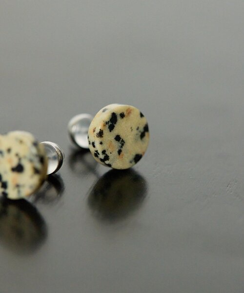 ear PAPILLONNER(イアパピヨネ)の「《金属アレルギー対応/ステンレスポスト》平丸天然石ピアス(ピアス(両耳用)・レディース・ホワイト/サンドベージュ・FREE)」の11枚目の写真