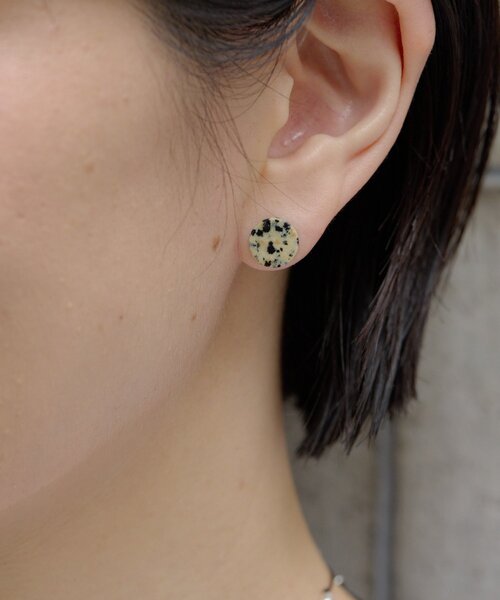 ear PAPILLONNER(イアパピヨネ)の「《金属アレルギー対応/ステンレスポスト》平丸天然石ピアス(ピアス(両耳用)・レディース・ホワイト/サンドベージュ・FREE)」の12枚目の写真