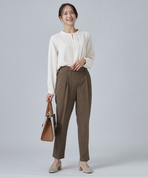 SHOO・LA・RUE(シューラルー)の「【S-LL/洗濯機可/程よいストレッチ】センタープレスですっきり タックテーパードパンツ(その他パンツ・レディース・チャコールグレー/ブラウン系2/ブラック・04/03/02/01)」の7枚目の写真