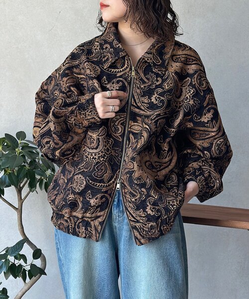 CPCM(シーピーシーエム)の「ぺイズリー柄ゴブランジップジャケット(ブルゾン・メンズ・アイボリー/ブラック・LARGE/MEDIUM)」の2枚目の写真