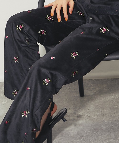 ANOTHER S(アナザーエス)の「花柄刺繍ベロアセミフレアパンツ(その他パンツ・レディース・ブラック/ブラウン・FREE)」の6枚目の写真