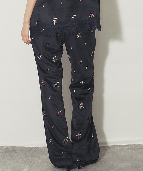 ANOTHER S(アナザーエス)の「花柄刺繍ベロアセミフレアパンツ(その他パンツ・レディース・ブラック/ブラウン・FREE)」の4枚目の写真