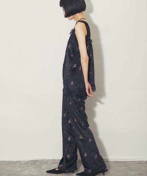 ANOTHER S(アナザーエス)の「花柄刺繍ベロアセミフレアパンツ(その他パンツ・レディース・ブラック/ブラウン・FREE)」の14枚目の写真