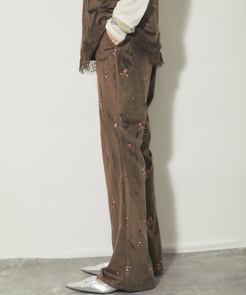 ANOTHER S(アナザーエス)の「花柄刺繍ベロアセミフレアパンツ(その他パンツ・レディース・ブラック/ブラウン・FREE)」の22枚目の写真