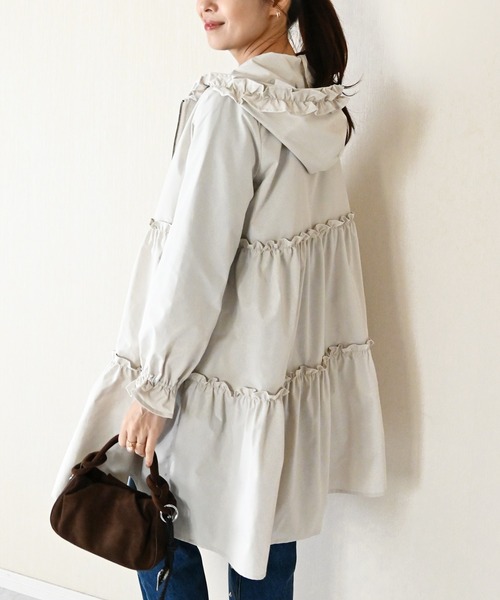 Neige（ネージュ）の「撥水フリルティアードコート（その他アウター・レディース・ネイビー/ライトベージュ・ONE SIZE）」の2枚目の写真